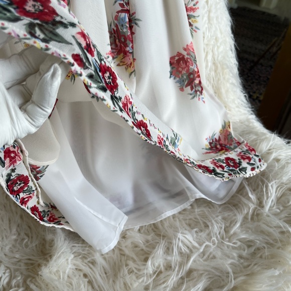 Beautiful Joie top with floral design - Picture 6 of 14